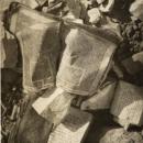 Jędrzejów. Hebrajskie książki w ruinach domu 1941