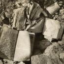 Jędrzejów. Hebrajskie książki w ruinach domu, 1941