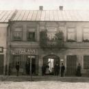 Jędrzejów. Rynek, południowa pierzeja, apteka Smagłowskich i dom Przypkowskich, 1916